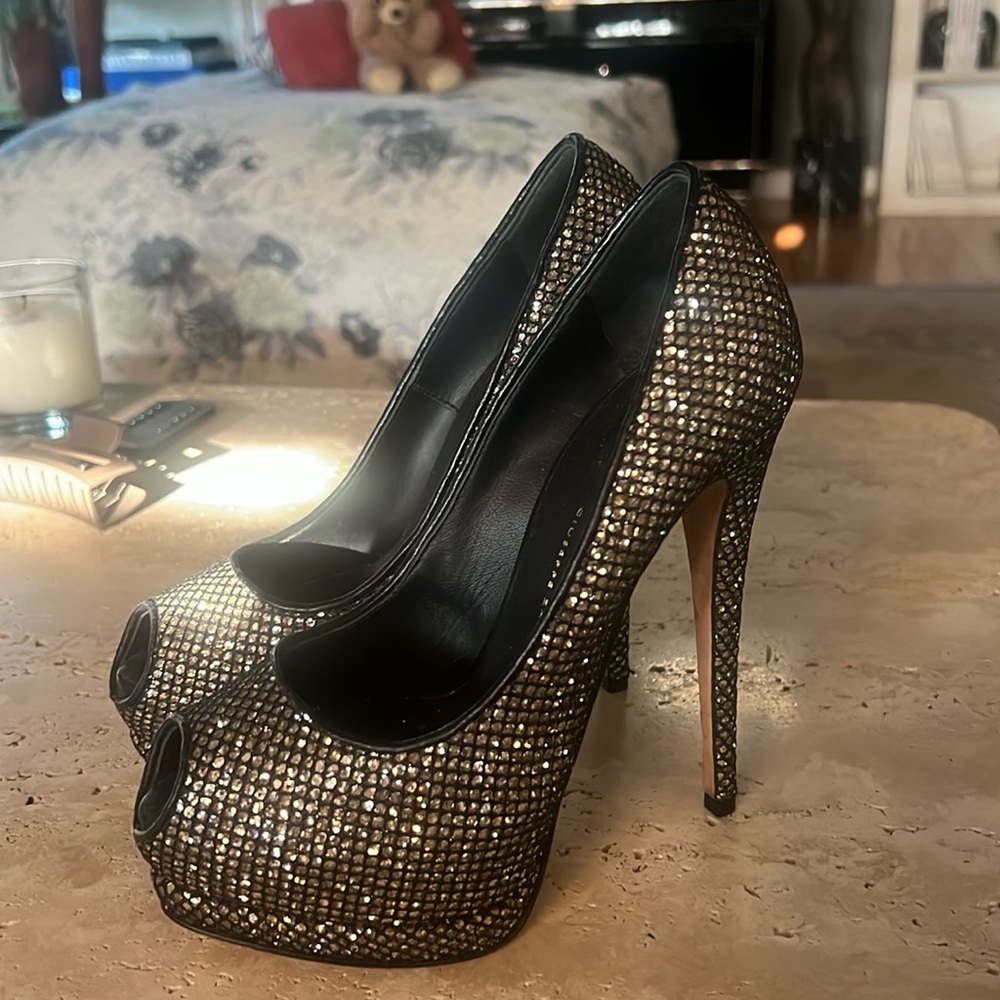 Giuseppe Zanotti platform high heels. Gold shimmery rhinestones. Size 37